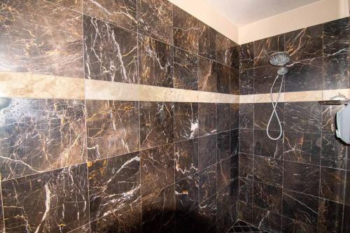 Ένα μπάνιο στο Tacit Shadow Resort Paradise Deluxe Suite, Gym, Coffee Bar, Hot-Tub, Free Laundry, Food Available