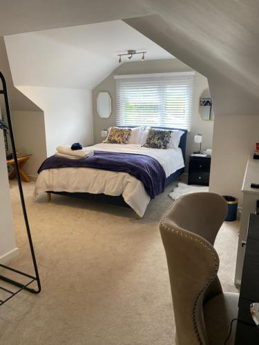 a bedroom with a bed and a chair at Wendys house in Sarisbury Green