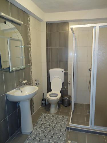 Bilik mandi di Beachfront Apartments Grunche