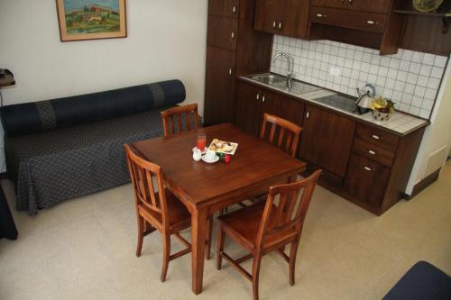 Dapur atau dapur kecil di Residence I Due Pini