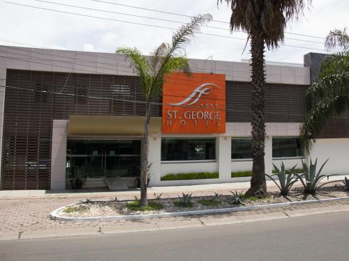 a building with a sign for a seafood restaurant at Hotel St. George in Celaya