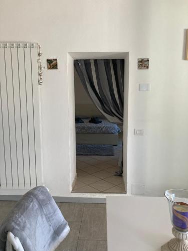 a living room with a door leading to a bedroom at Bellissima Macie in Miasino