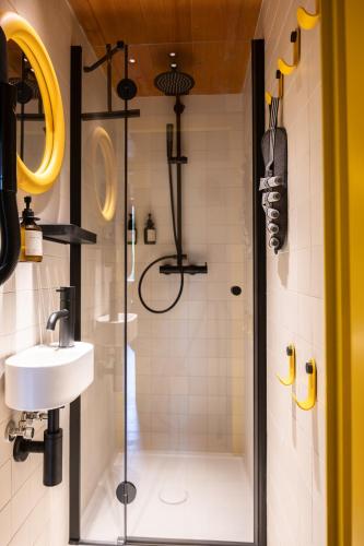 une salle de bain avec douche et lavabo dans l'établissement Three Bedroom Chalet Lemon Pit Chamonix, à Chamonix-Mont-Blanc