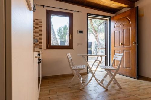 a dining room with chairs and a table and a door at Sunrise Home in Porto