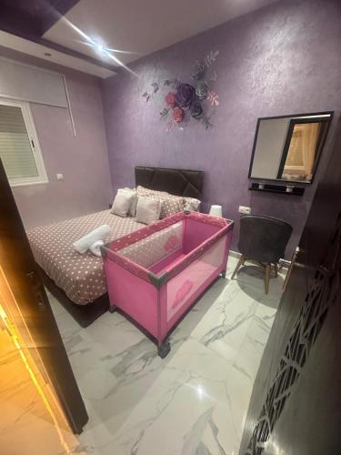a bedroom with a bed and a pink tub at hermoso apartamento con piscina en marjane in Tetouan