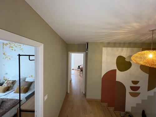 une chambre avec un escalier menant à une chambre dans l'établissement Côte d'Azur villa d'architecture méditerranéenne Vence entre mer et montagne, à Vence