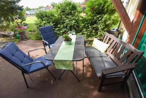 d'une terrasse avec une table et des chaises. dans l'établissement Harzglück, à Thale