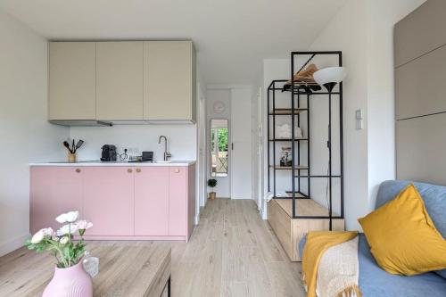 un salon avec un canapé bleu et une cuisine dans l'établissement Appartement cosy à Paris, à Puteaux