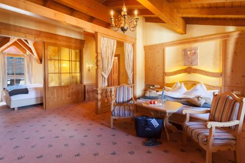 エールヴァルトにあるスポートホテル シェーノルーのベッドルーム1室(デスク、ベッド1台、テーブル付)