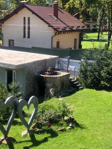 Κήπος έξω από το Good House Yaremche
