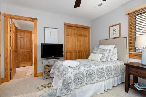 una camera da letto con un letto e una TV a schermo piatto di Wintergreen Springjacuzzifirepitpool Access a Roseland