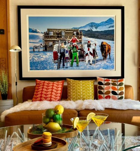 un salon avec un canapé et une photo sur le mur dans l'établissement Three Bedroom Chalet Lemon Pit Chamonix, à Chamonix-Mont-Blanc