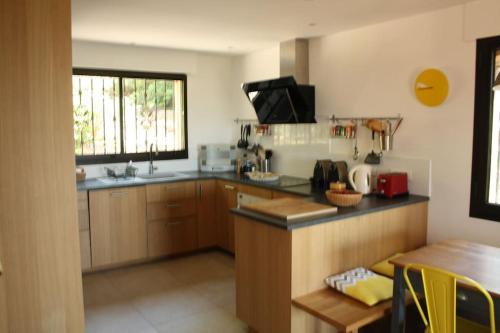 Una cocina o zona de cocina en Superbe villa Calista classée 5 Etoiles pour 10 personnes avec piscine vue mer, proche des plages et du Circuit du Castellet Paul Ricard