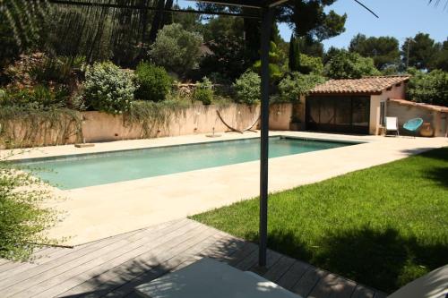 Piscina en o cerca de Superbe villa Calista classée 5 Etoiles pour 10 personnes avec piscine vue mer, proche des plages et du Circuit du Castellet Paul Ricard