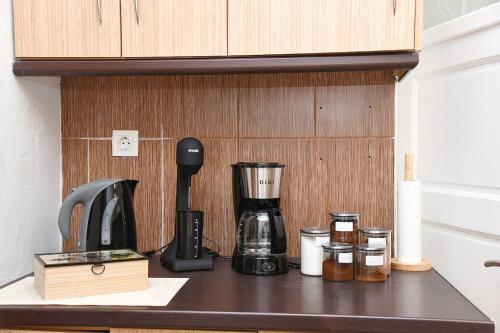 Kemudahan buat kopi dan teh di OASIS RESIDENCE