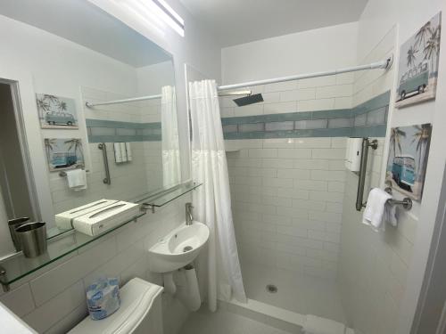 Un baño de Alexander Palms Court - No Hidden Resort Fees!