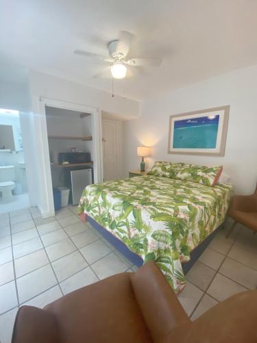 Una cama o camas en una habitación de Alexander Palms Court - No Hidden Resort Fees!