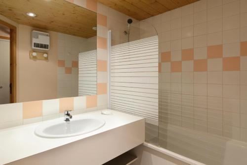 une salle de bain avec un lavabo et une douche dans l'établissement Résidence Chamois - Studio pour 4 Personnes 134, à La Plagne Tarentaise