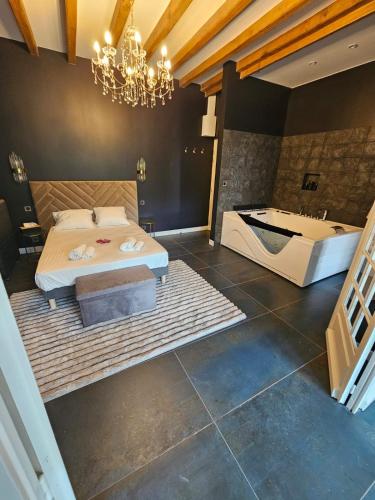 une chambre avec un lit et une baignoire dans l'établissement G7 Loft SPA & Terrasse centre Angouleme, à Angoulême
