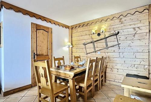 une salle à manger avec une table et des chaises en bois dans l'établissement Résidence Ecrin Des Neiges A - Beau 4 pièces esprit montagne à Val Claret MAE-6874, à Tignes