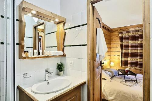 une salle de bain avec un lavabo et un miroir dans l'établissement Résidence Ecrin Des Neiges A - Beau 4 pièces esprit montagne à Val Claret MAE-6874, à Tignes