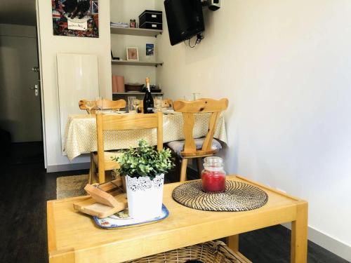 Cette chambre comprend une table et une chaise en bois. dans l'établissement Résidence Morel - Le Morel 11 - Joli 2 pièces avec vue sur la piste de Planchamp MAE-0584, à Valmorel