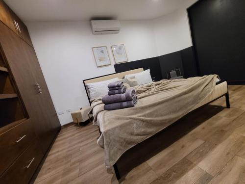 Postel nebo postele na pokoji v ubytování Spacious TJ Beach Home With Private Heated Pool Free Late Check Out