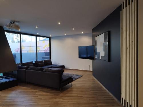 TV a/nebo společenská místnost v ubytování Spacious TJ Beach Home With Private Heated Pool Free Late Check Out