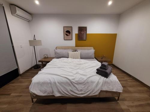 Postel nebo postele na pokoji v ubytování Spacious TJ Beach Home With Private Heated Pool Free Late Check Out
