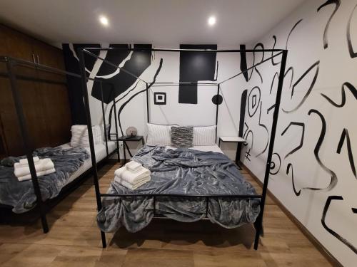 Postel nebo postele na pokoji v ubytování Spacious TJ Beach Home With Private Heated Pool Free Late Check Out