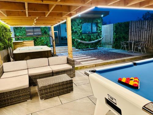 Hồ bơi trong/gần Hazells Lodge Farm Stay Sleeps 2 Undercover Hottub and Pool Table