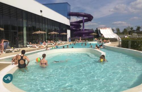 un groupe de personnes dans une piscine dans l'établissement Le presbytère de Fressin, à Fressin