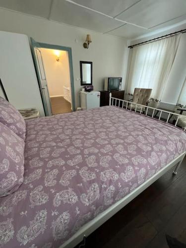 Ένα ή περισσότερα κρεβάτια σε δωμάτιο στο Konak Maksem