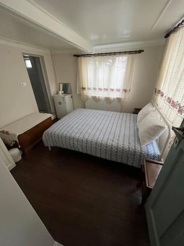 Ένα ή περισσότερα κρεβάτια σε δωμάτιο στο Konak Maksem