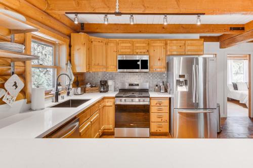 Η κουζίνα ή μικρή κουζίνα στο Community Pool Modern Cabin in Pine Mountain Club