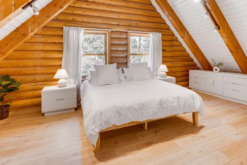 Ένα ή περισσότερα κρεβάτια σε δωμάτιο στο Community Pool Modern Cabin in Pine Mountain Club