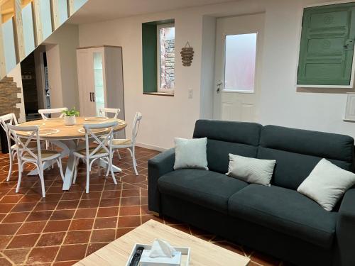 un salon avec un canapé et une table dans l'établissement Gîte de l'échappée Saline, à Piriac-sur-Mer
