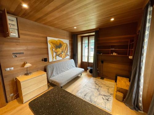 une pièce avec un lit et une table dedans dans l'établissement 10 Bel-Alp, à Chamonix-Mont-Blanc