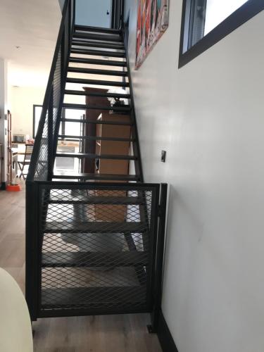 - un escalier en colimaçon noir dans le salon dans l'établissement maison 3 chambres proche ile de Ré, centre ville, à Puilboreau