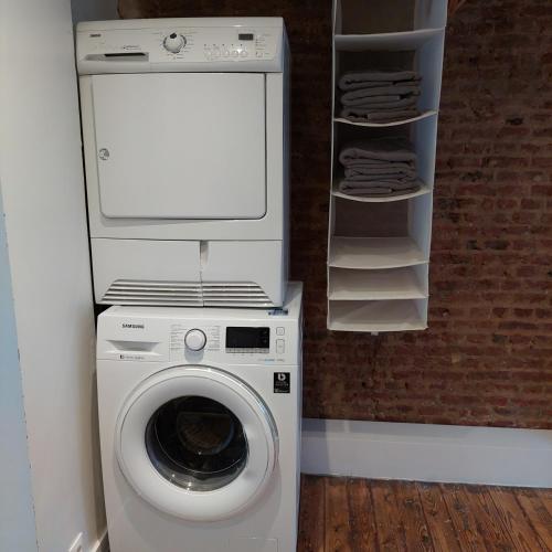 a washing machine with a computer on top of it at Zuiderzin in Antwerp