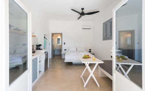 Postel nebo postele na pokoji v ubytování Opal Wave Milos