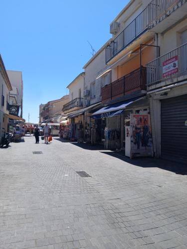 Photo de la galerie de l'établissement Appartement centre ville à deux pas de la plage, au Grau-du-Roi