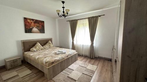 a bedroom with a bed and a window at Cabana Lazea in Gîrda de Sus