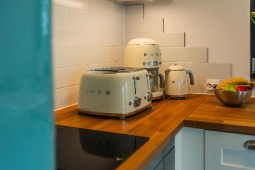 a kitchen with two toasters on a counter at Łasko - Wildlife Phototherapy - 4 luksusowe, klimatyzowane wille, z dostępem do oddalonego o 5 min spacerem prywatnego terenu rekreacyjnego in Bierzwnik