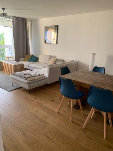 un salon avec une table et un canapé dans l'établissement Paris grand et belle appartement banlieue, à LʼHay-les-Roses