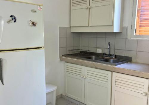 Kuchyň nebo kuchyňský kout v ubytování Hermosa Casa de 3 pisos