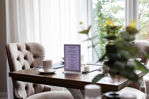 Et opholdsområde på Roomours Hotel with Private Car Park