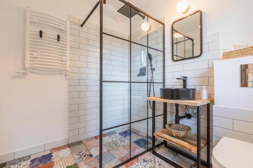 a bathroom with a glass shower stall and a sink at Łasko - Wildlife Phototherapy - 4 luksusowe, klimatyzowane wille, z dostępem do oddalonego o 5 min spacerem prywatnego terenu rekreacyjnego in Bierzwnik