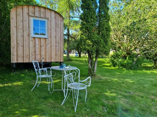 Gallery image of B&B Bauernhofferien auf Møn, Schäferwagen " DARK SKY" in Askeby