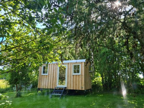 Gallery image of B&B Bauernhofferien auf Møn, Schäferwagen " DARK SKY" in Askeby
